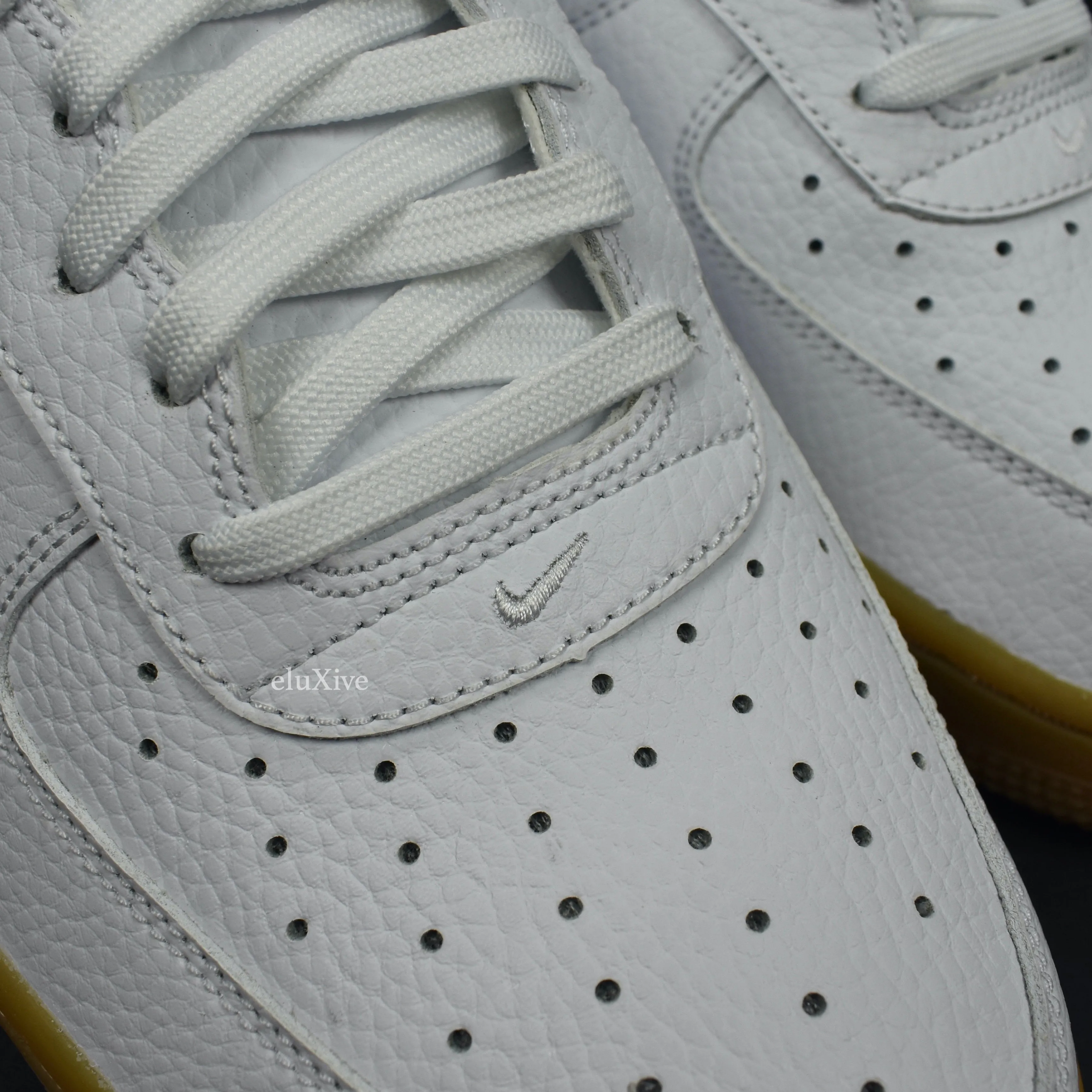 Nike - Air Force 1 Low Pebbled Leather (White/Gum)