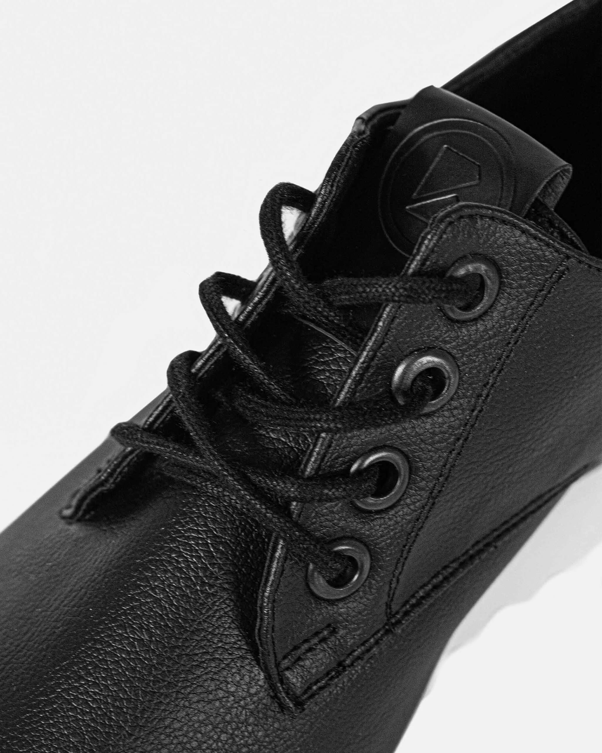 Oxford Street Apple Sneakers Black