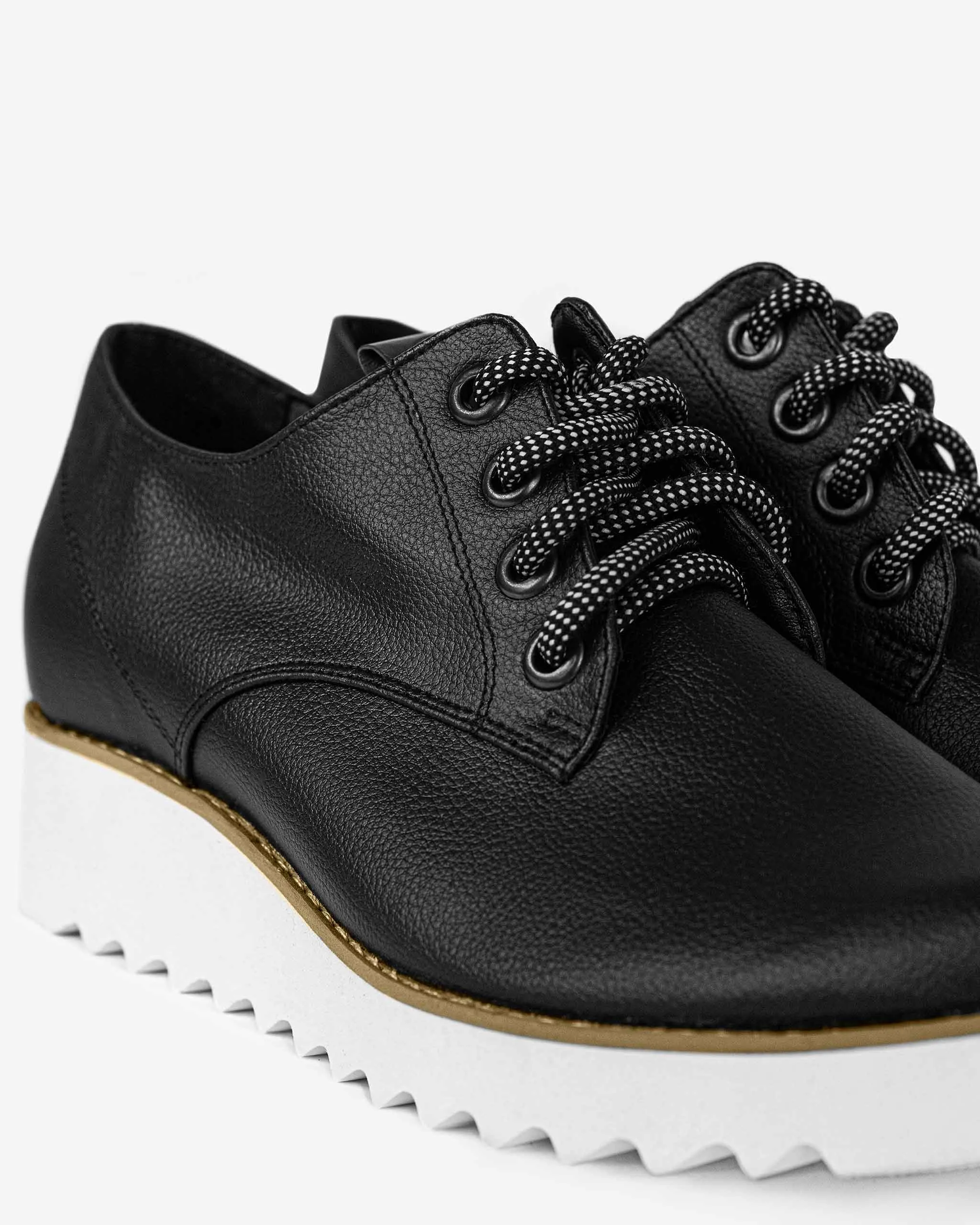Oxford Street Apple Sneakers Black