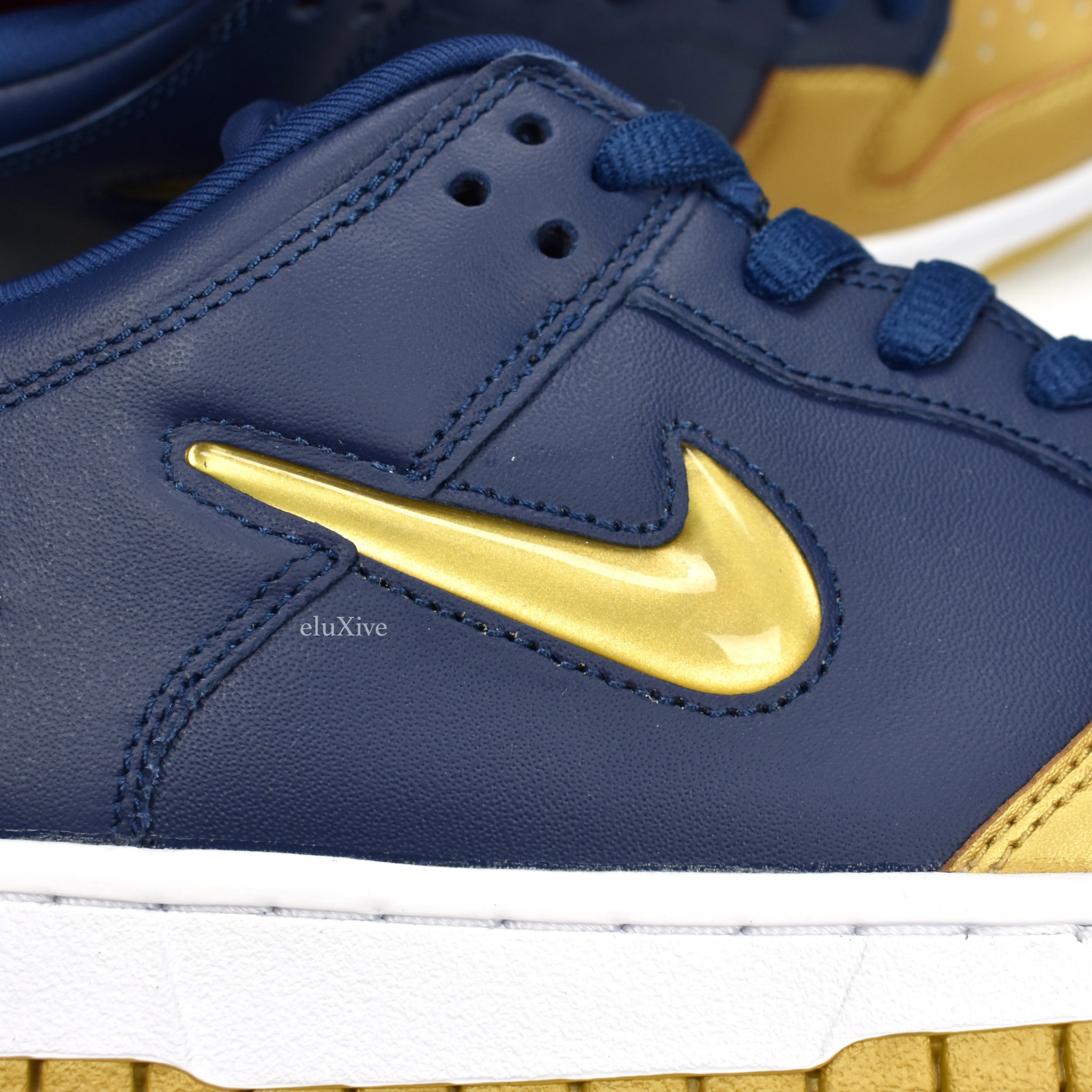 Supreme x Nike - SB Dunk Low OG QS (Navy/Gold)