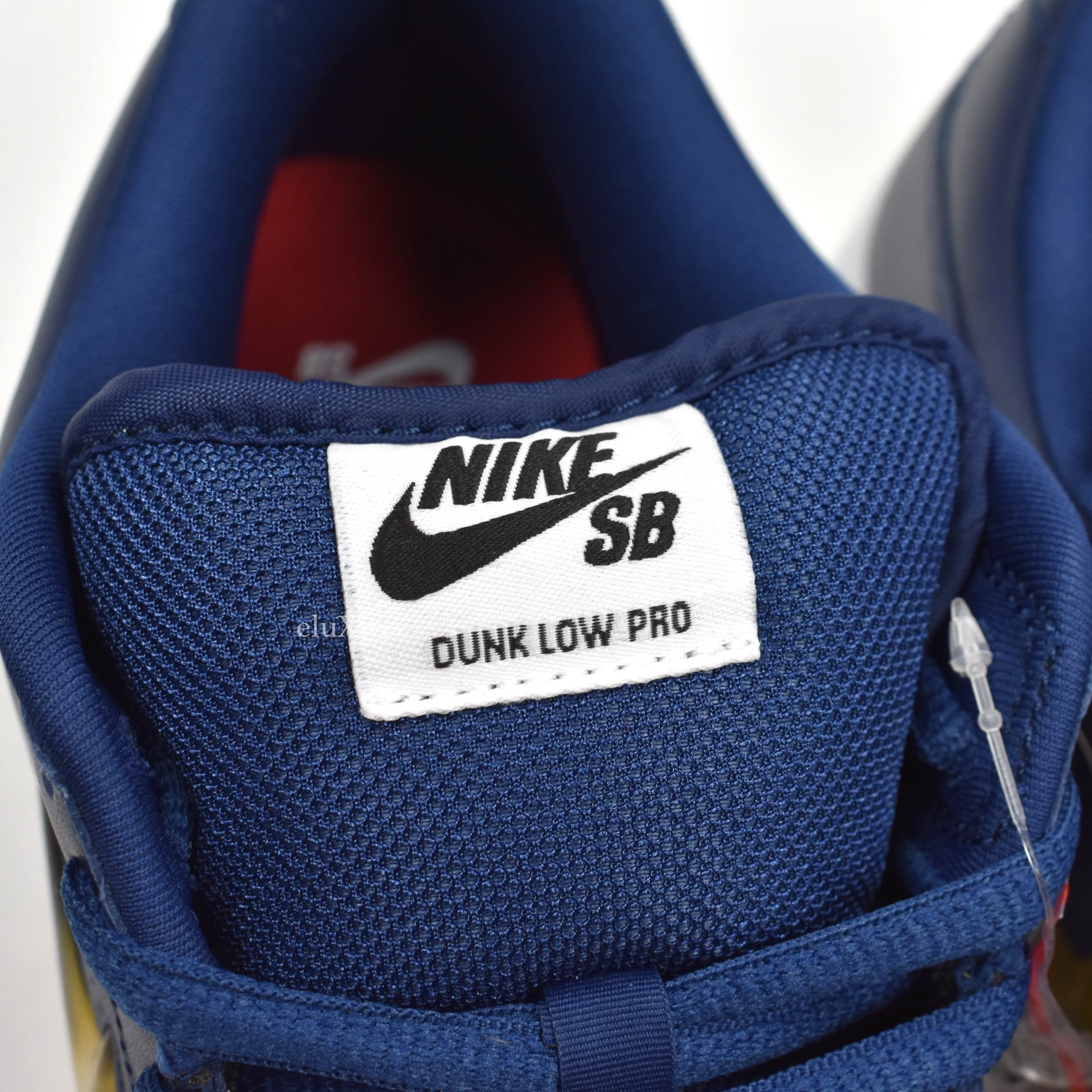 Supreme x Nike - SB Dunk Low OG QS (Navy/Gold)