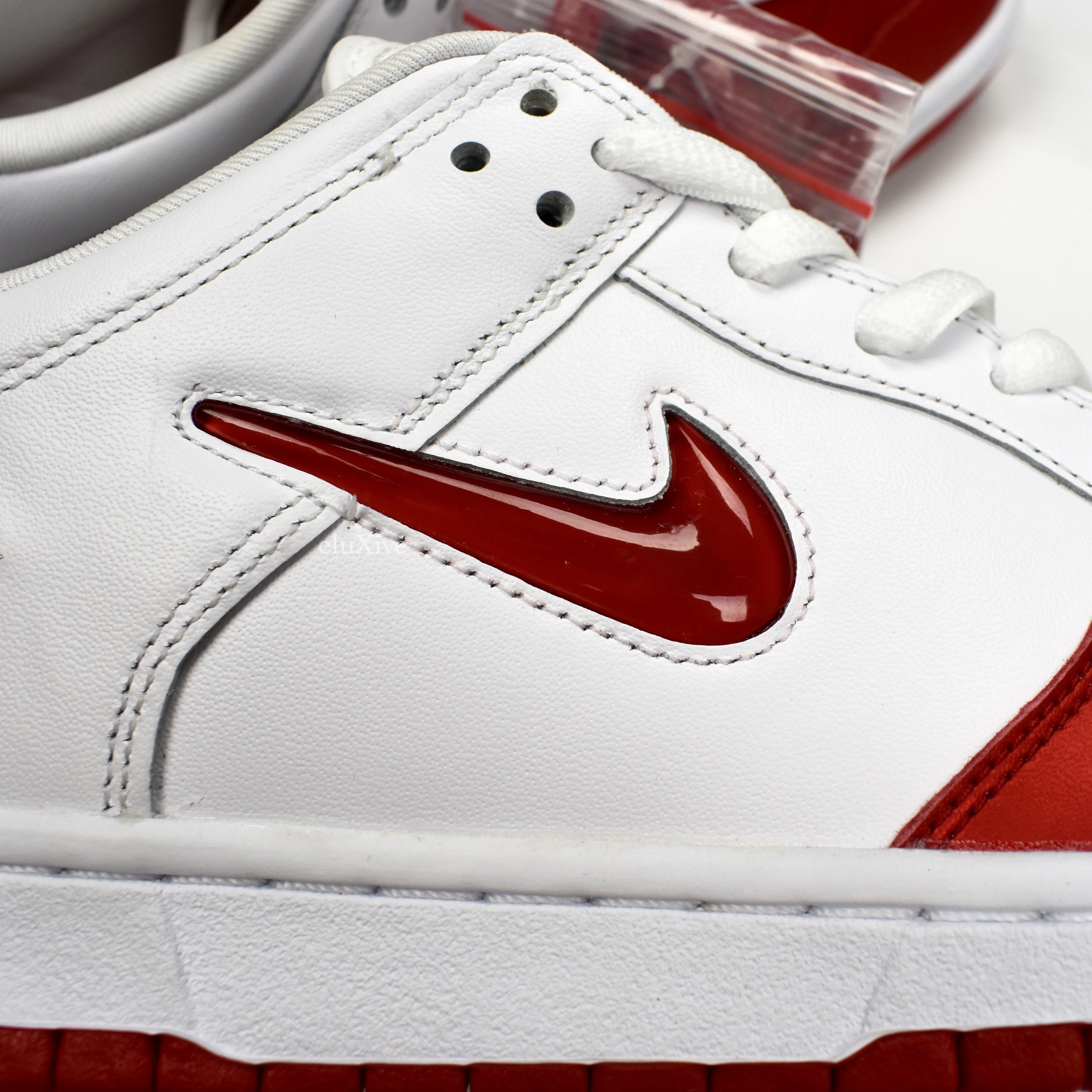 Supreme x Nike - SB Dunk Low OG QS (White/Red)