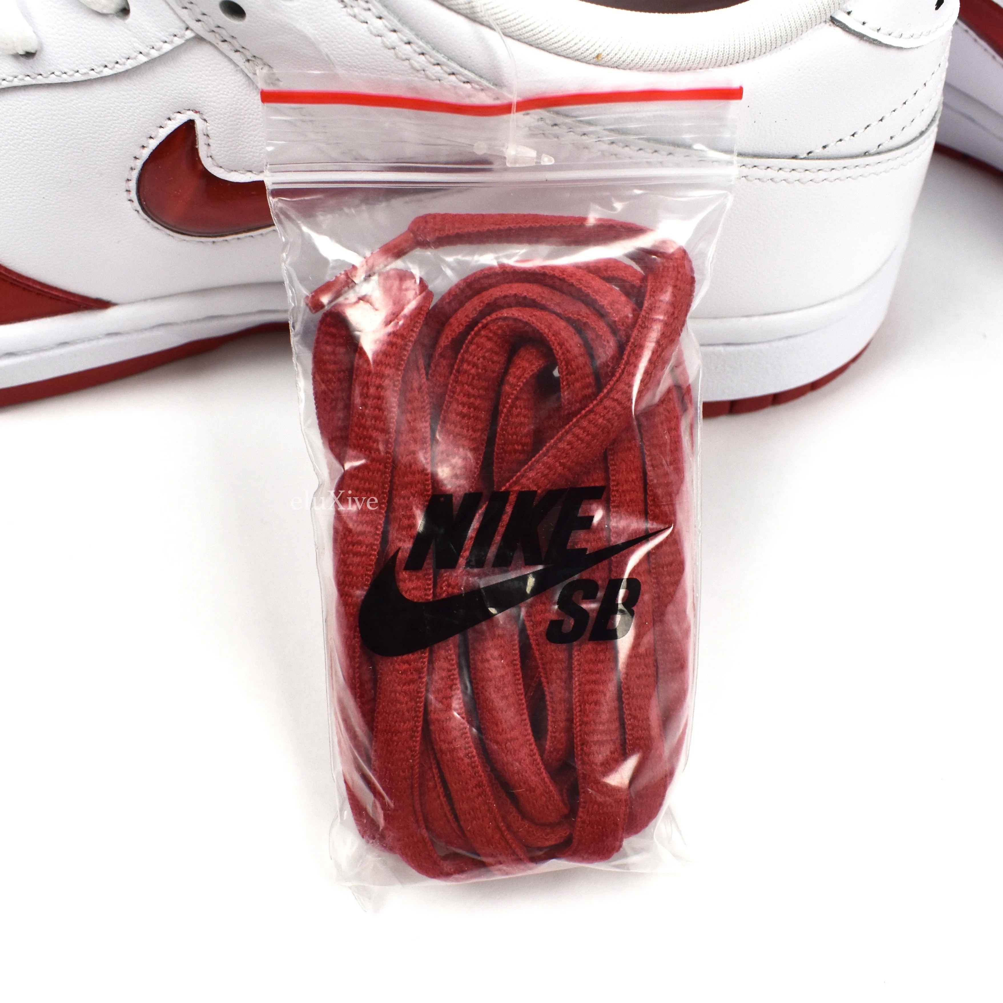 Supreme x Nike - SB Dunk Low OG QS (White/Red)